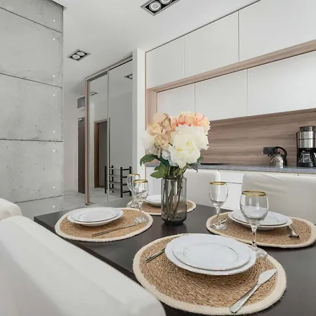 Appartement Elegant Slezna In With Parking By Renters