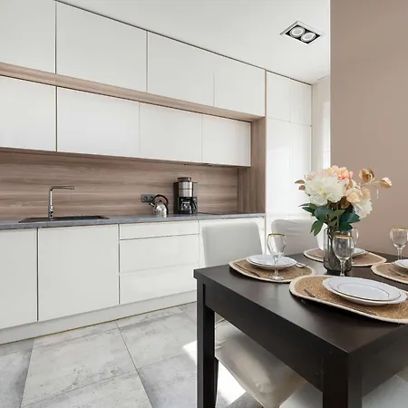 Elegant Slezna In With Parking By Renters Wrocław